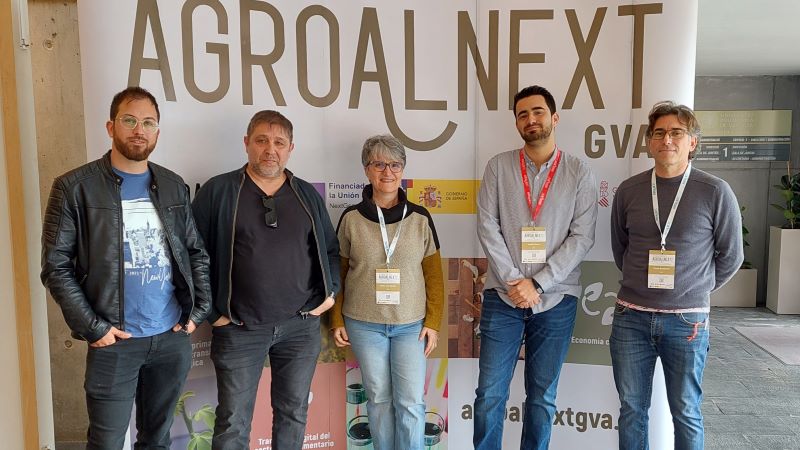 Investigadores de la Universidad de Alicante, junto con su agente de innovación, delante del cartel del proyecto AGROALNEXT, durante el congreso AGROALNEXT2024