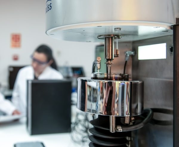 La iniciativa permite valorizar restos de naranjas y mandarinas para darles una nueva vida en aplicaciones industriales innovadoras El proyecto impulsa la economía circular mediante la extracción de pectina para formular tintas biocompatibles imprimibles sobre alimentos