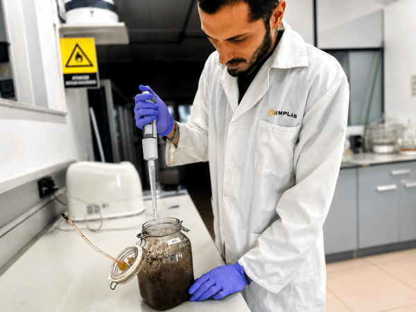 Ivace+i Innovación financia una técnica para acelerar la descomposición de bioplásticos con bacterias y fagos en entornos industriales
